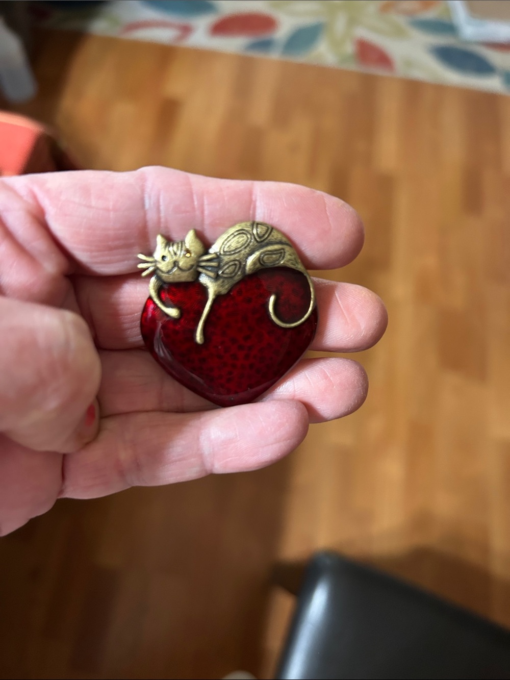 Vintage-Style Bronze Tone Cat Resting On a Red Enamel Heart Brooch Pin - Picture 4 of 6